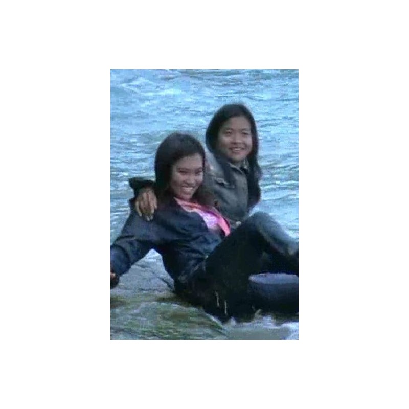 W88 2 girls on the beach (movie)